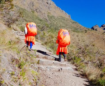 women inca trail peru