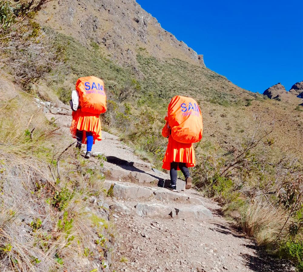 women inca trail peru